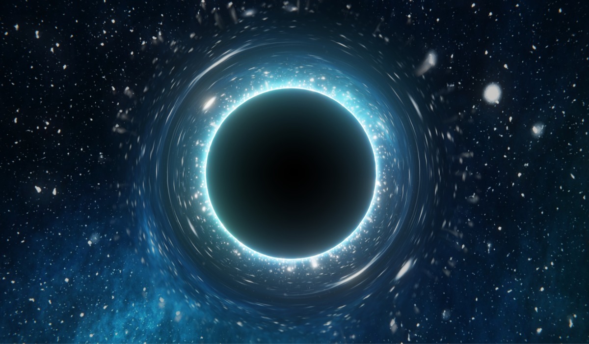 El agujero negro tiene una masa 30 mil millones de veces más grande que la del Sol.