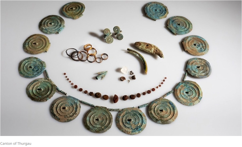 Entre los artículos recuperados se encuentran 14 discos de bronce, dos anillos de dedo en espiral y más de 100 cuentas de ámbar.  