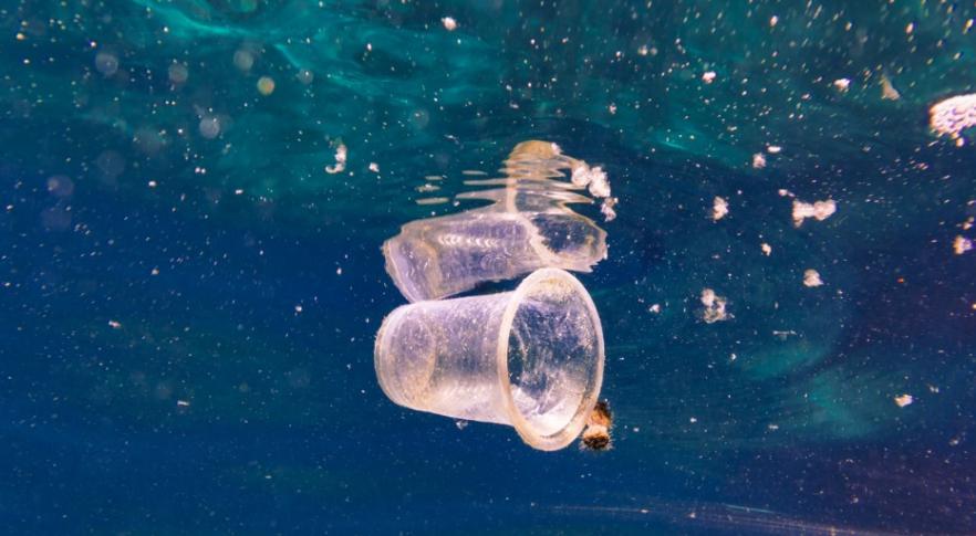 Un vaso plástico flota en el océano.