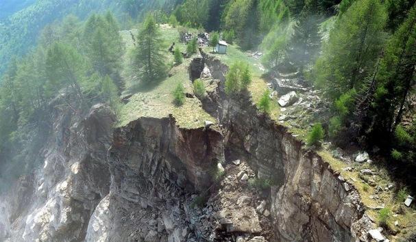 Impactante video registra el colapso de una montaña completa en los Alpes Suizos-0